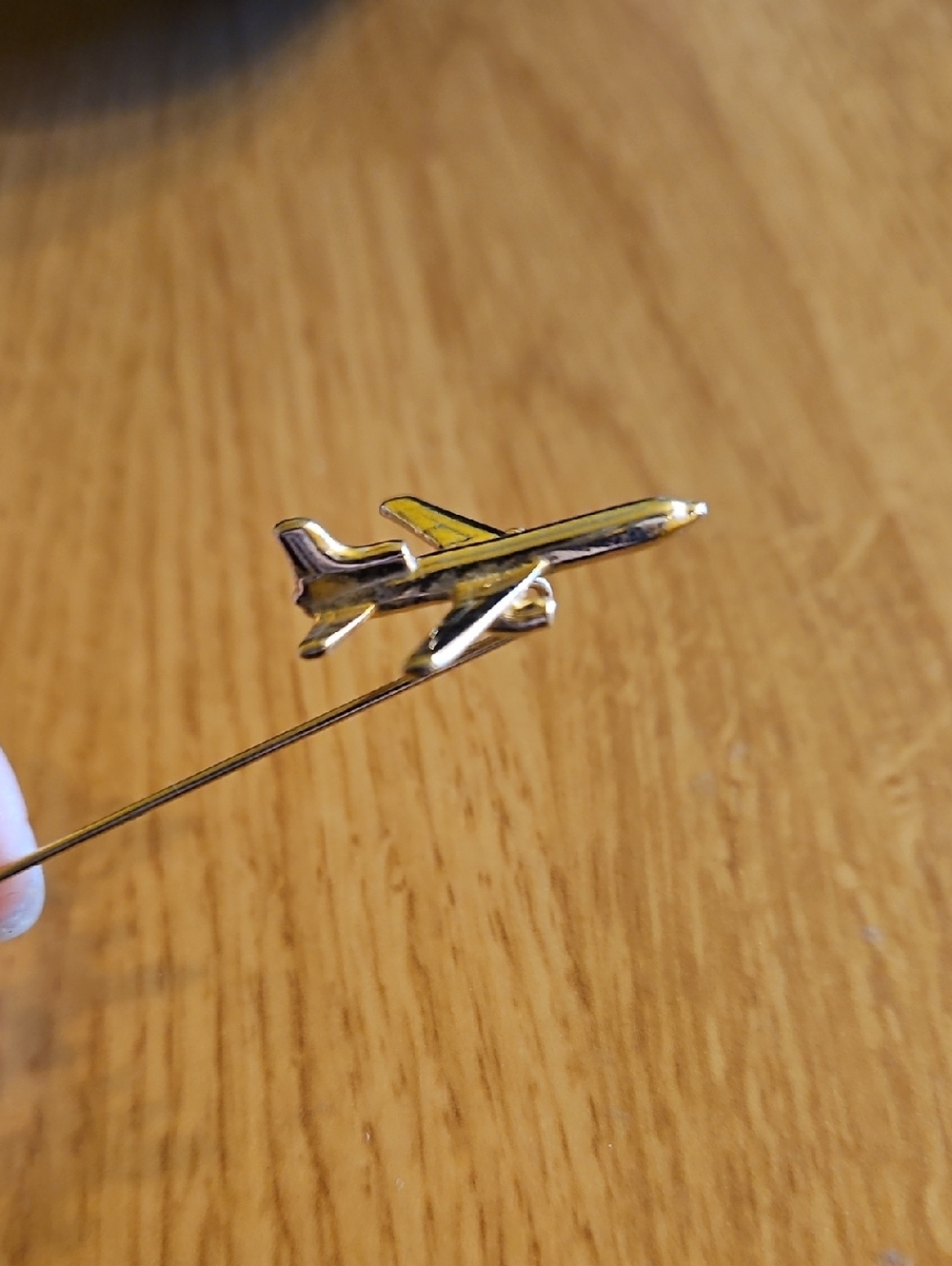 Vintage gold tone airplane aircraft stick pin lapel pilot flight attendant - Picture 1 of 5